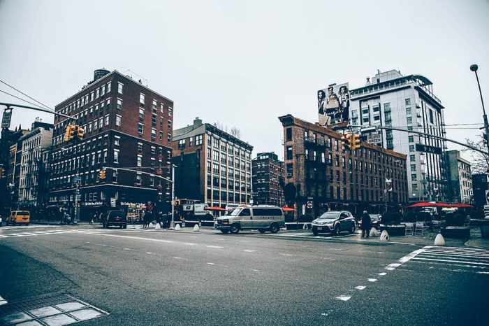 Vehicles near building, photo, street, traffic, light, city, streets ... Urban car ownership decline